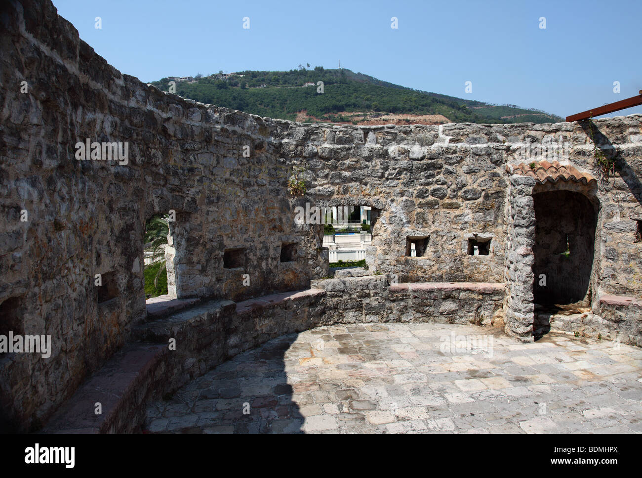 Muralla de la ciudad, la ciudad vieja de Budva, Montenegro. Foto de stock