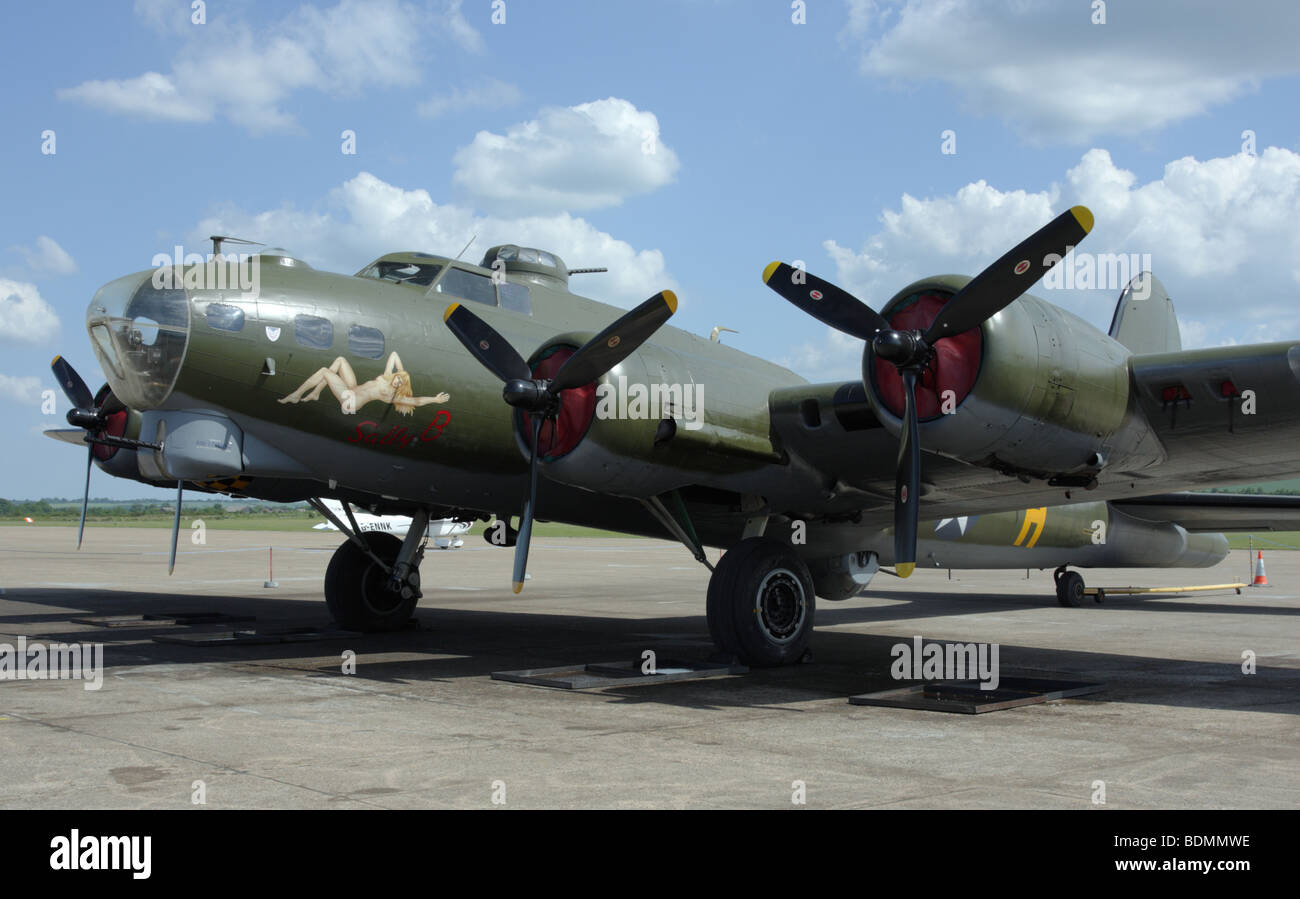 Un buen ejemplo del Boeing B-17g bombardero pesado de la fortaleza de la segunda guerra mundial,en la pantalla en el IWM Duxford. Foto de stock