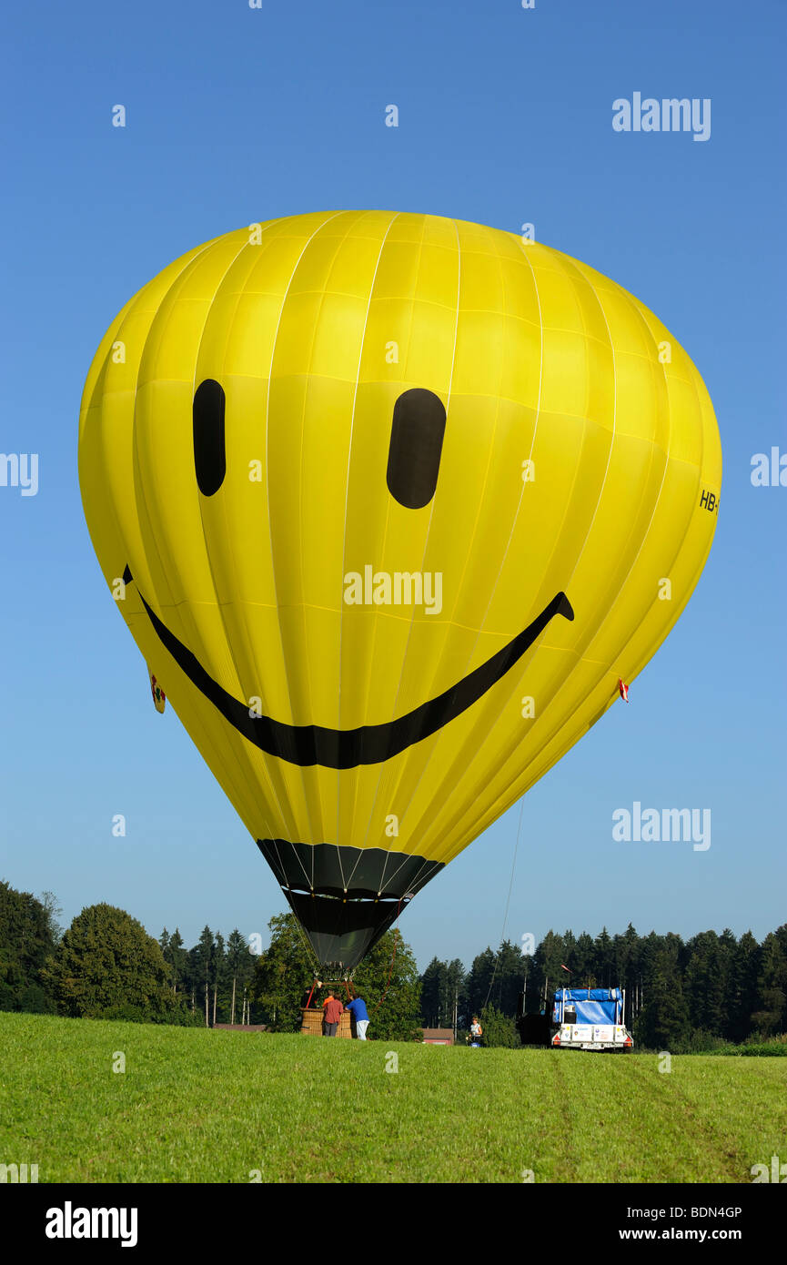 En globo de aire caliente con una cara sonriente Foto de stock