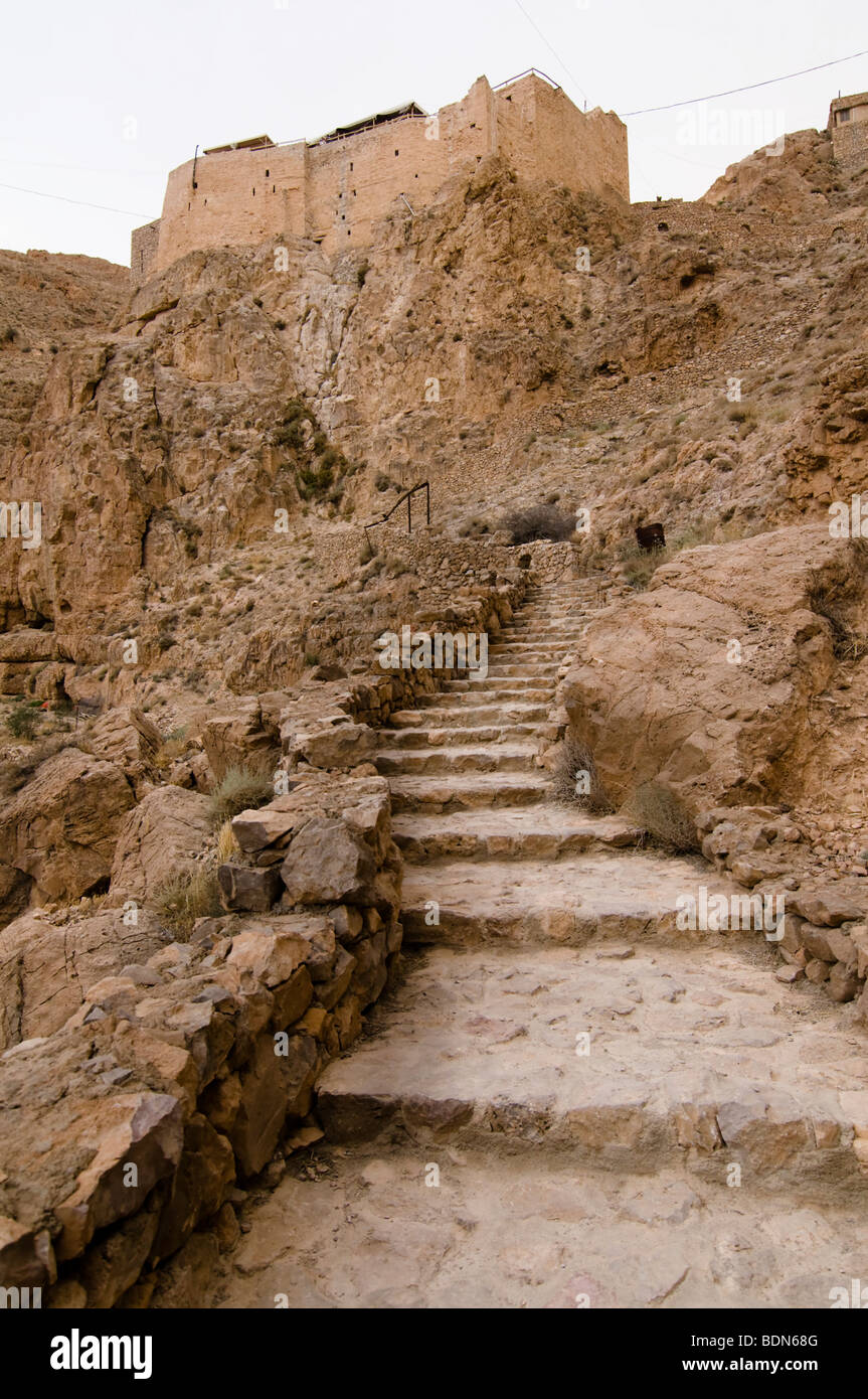 Miles de subir las escaleras para llegar a las montañas del desierto del Mar Musa (Moisés), el monasterio de Santo en Siria. Foto de stock