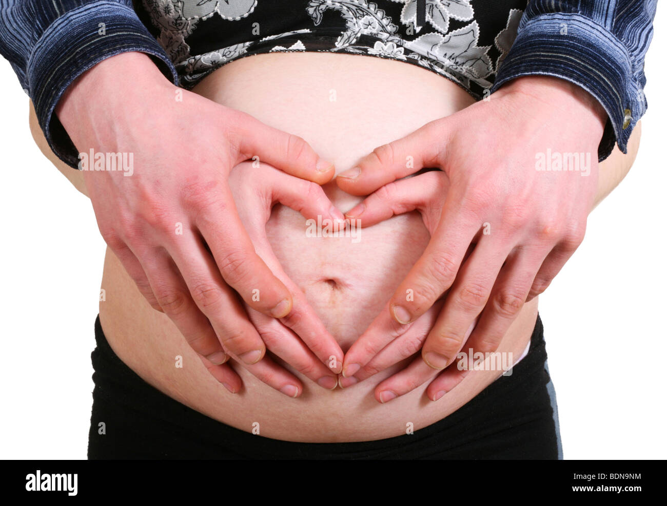 Mama Y Papa Con Las Manos Sobre El Bebe Fotografia De Stock Alamy