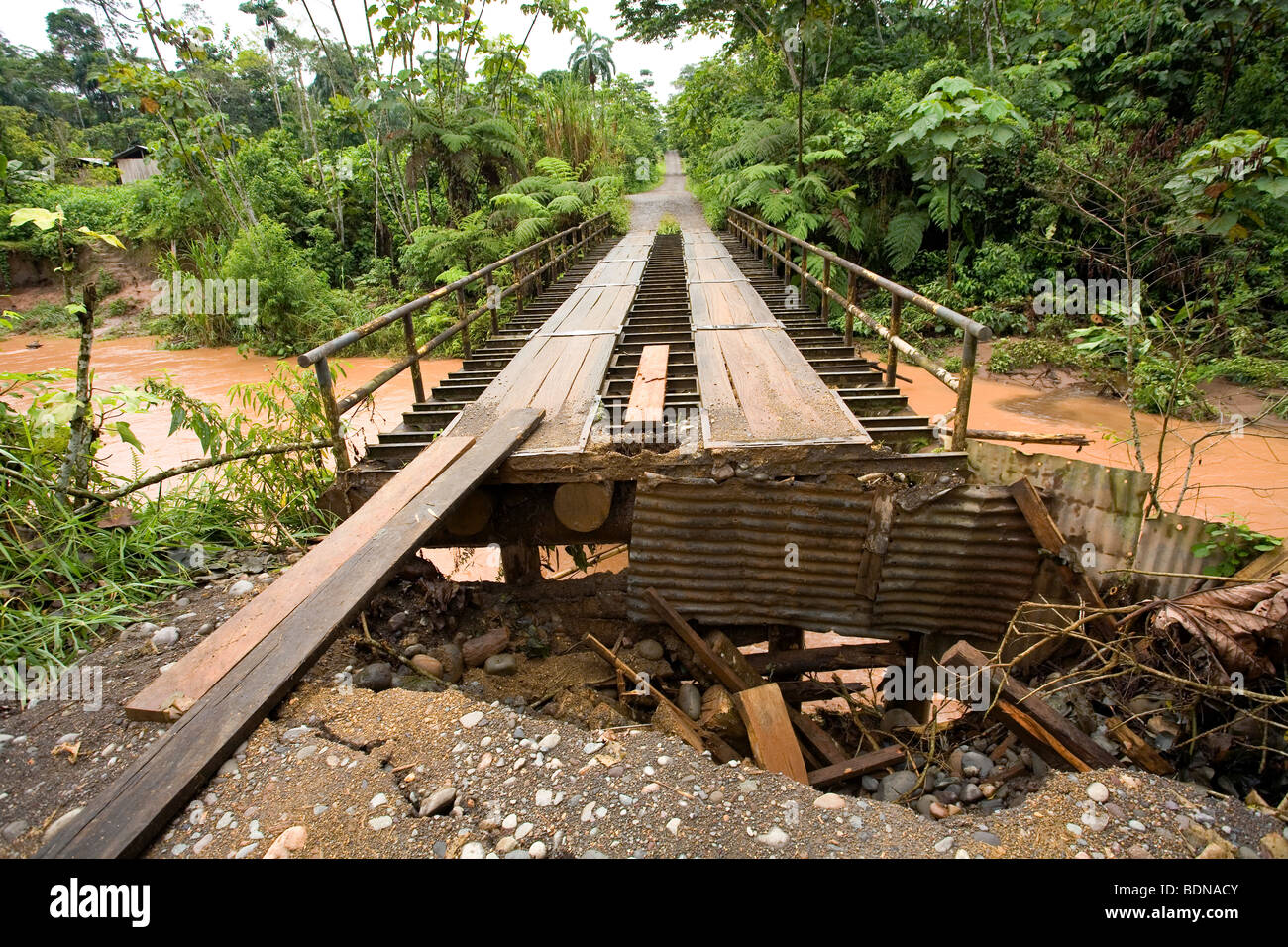 Puente sobre un afluente amazónico en condición peligrosa después de una inundación Foto de stock