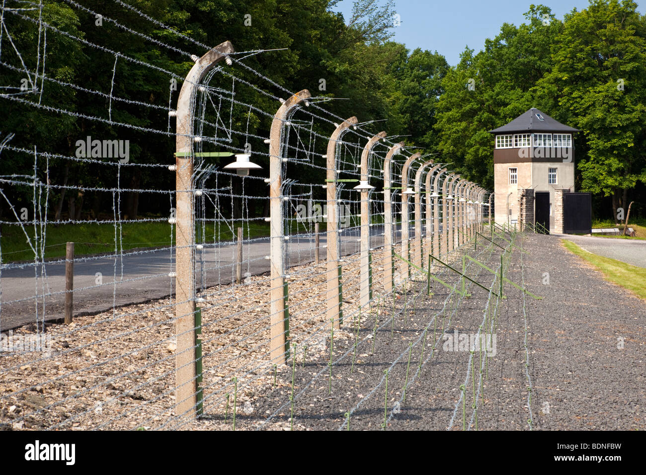 Valla de alambre de espino y torre de guardia en el campo de concentración nazi de Buchenwald, Ettersberg, Alemania, Europa Foto de stock