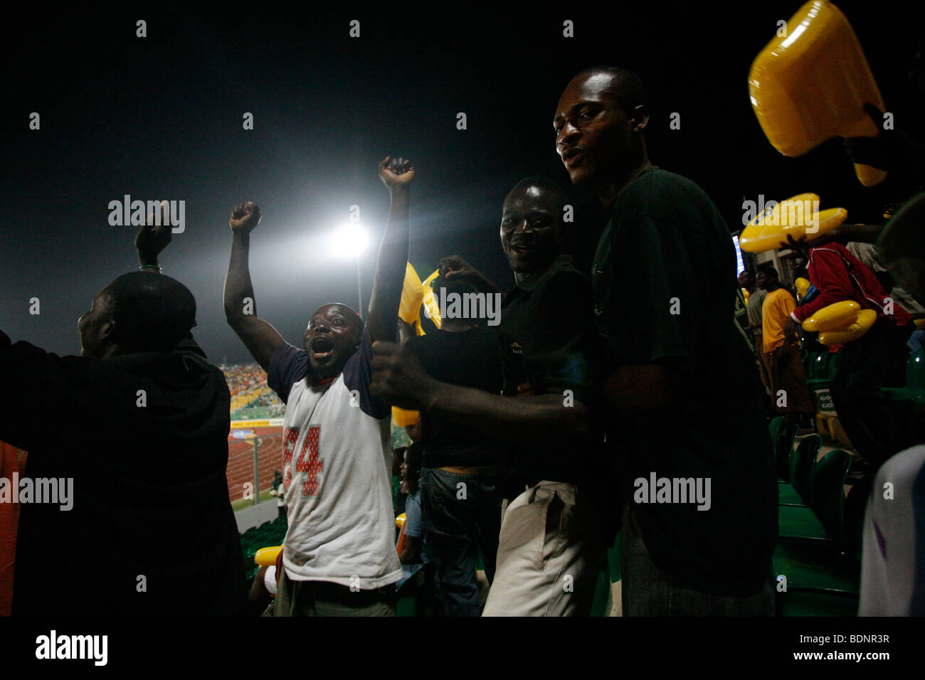 Los aficionados y entusiastas de Costa de Marfil animar un objetivo. 3er lugar partido entre Ghana y Costa de Marfil. La Copa Africana de Naciones. Ghana. Foto de stock