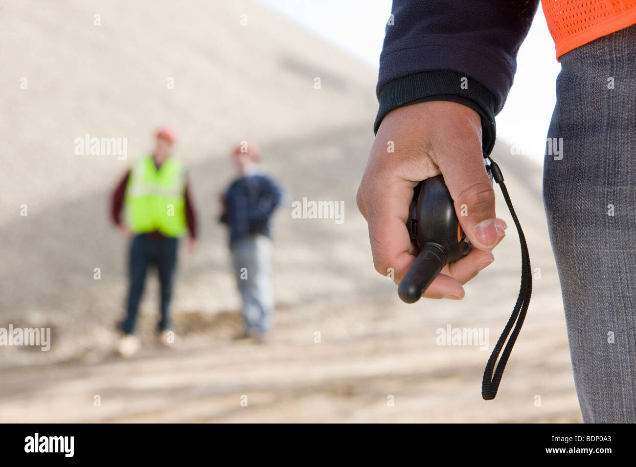 Ingeniero sosteniendo un walkie-talkie Foto de stock