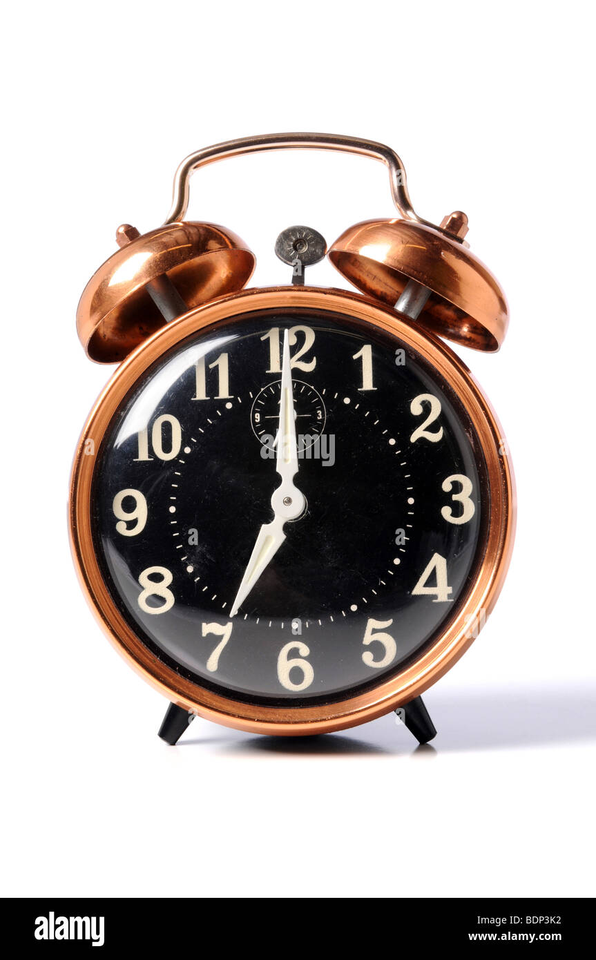 Vintage reloj alarma sobre un fondo blanco. Foto de stock