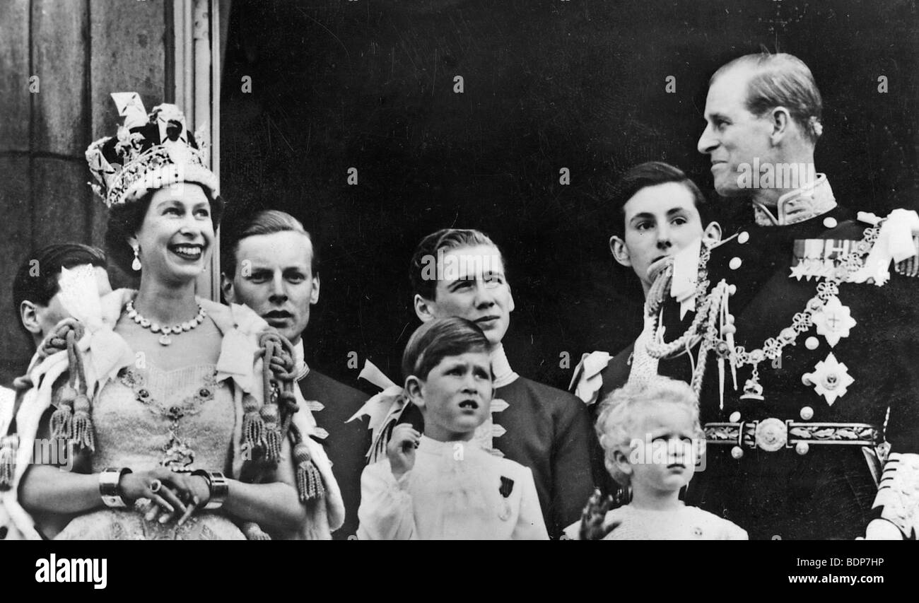 La Reina Isabel II en el balcón del Palacio de Buckingham tras su coronación en 1953. El Príncipe Felipe a la derecha con Charles y Anne Foto de stock