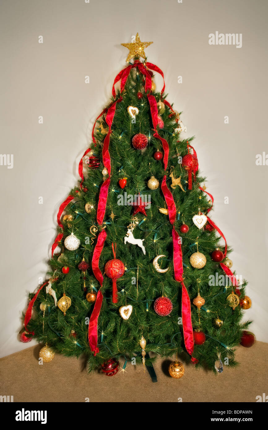Árbol de Navidad decorado tradicional en rojo y oro tema Foto de stock