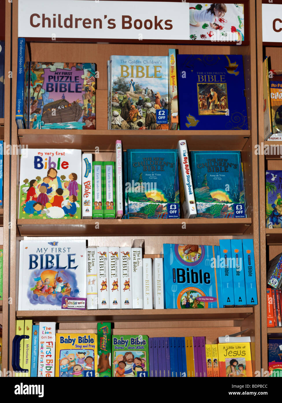 Juegos de biblias para ventas en una librería cristiana Fotografía de stock  - Alamy