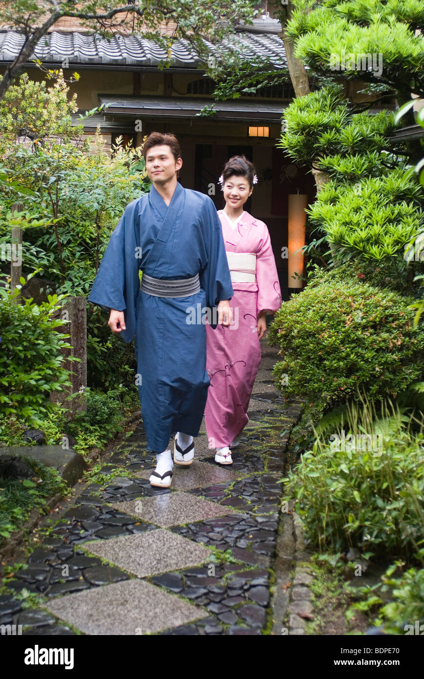 Pareja joven en el kimono y la arquitectura japonesa Fotografía de stock -  Alamy