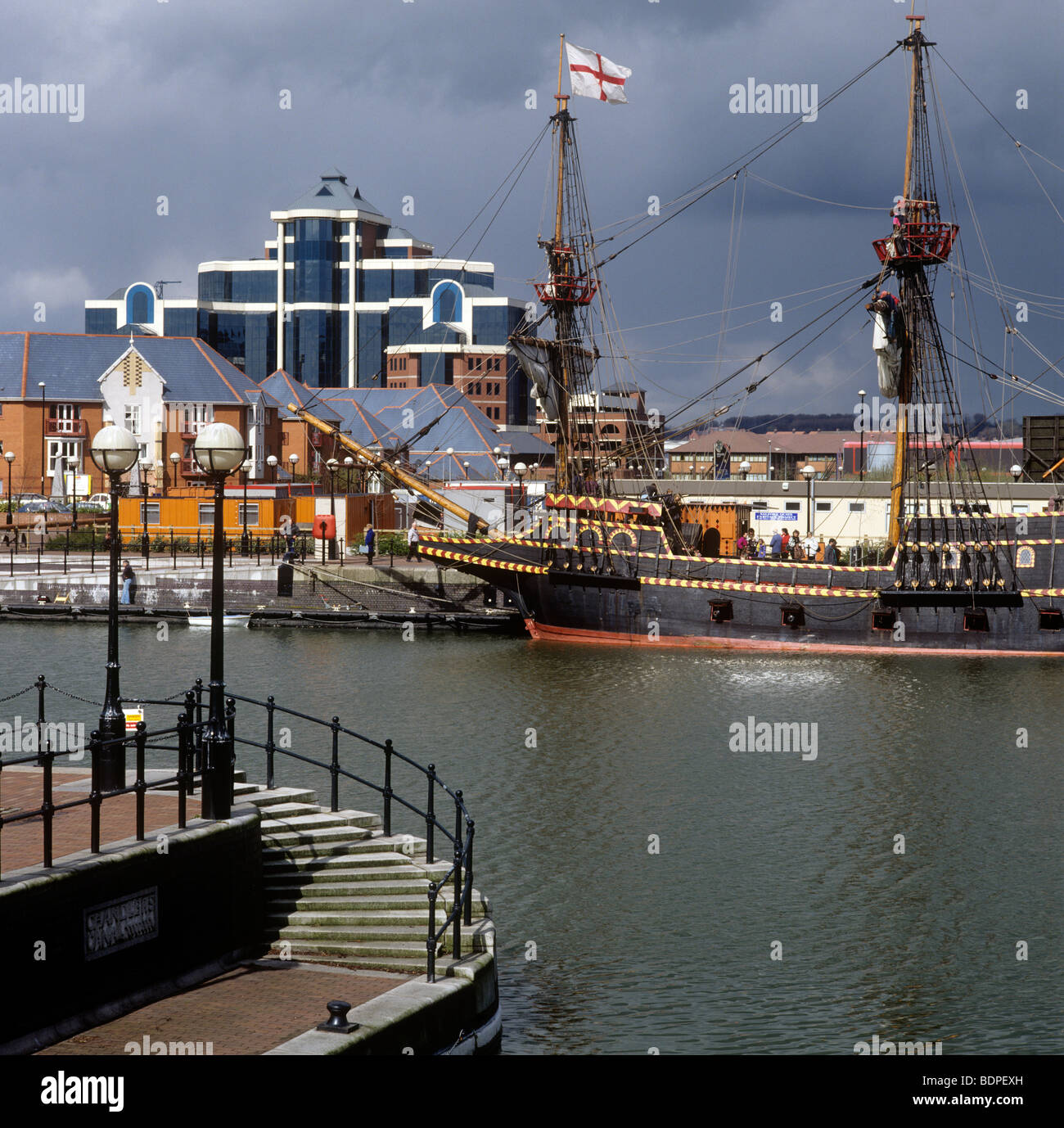Reino Unido, Inglaterra, Manchester, Salford Quays, Canal Chandlers, Golden Hinde Réplica Barco Foto de stock