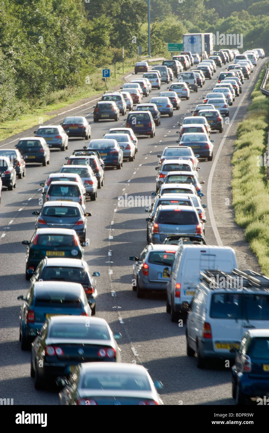 Atasco de tráfico en carretera de doble calzada. A3, Surrey, Reino Unido Foto de stock