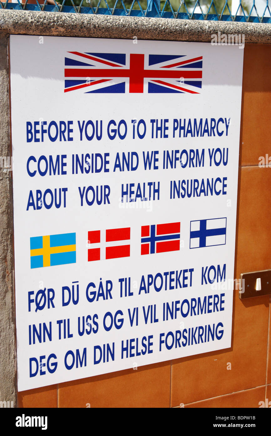 La señal de información de seguros de salud en inglés y escandinavo fuera de clínica privada en España Foto de stock