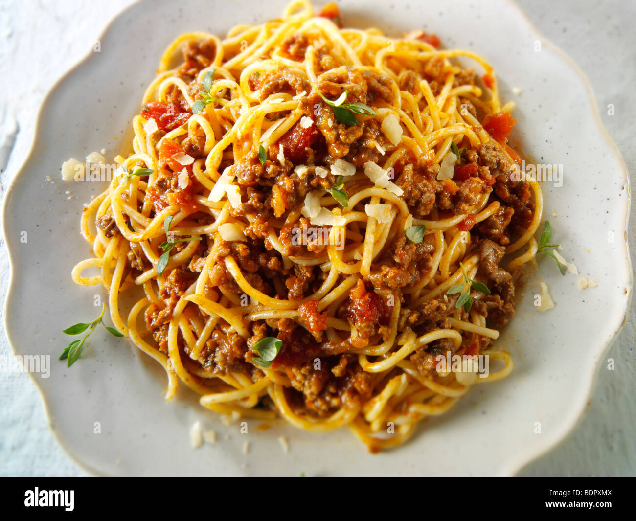 Cocinados frescos y spaghetti Bañado en salsa ragú boloñesa sobre una mesa, sirviendo sugerencia Foto de stock
