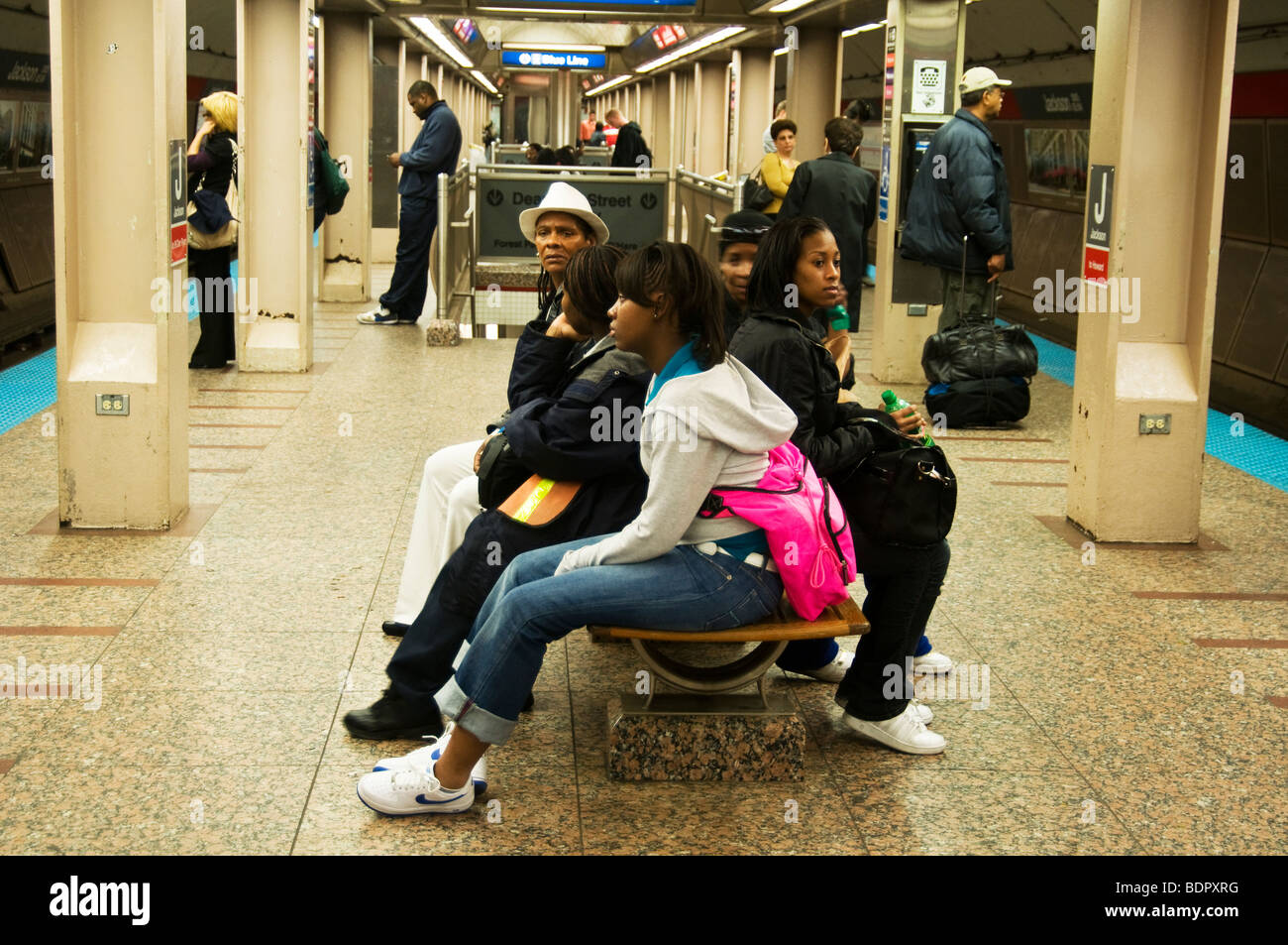 Gente esperando en la estación de metro,en Chicago, IL Foto de stock