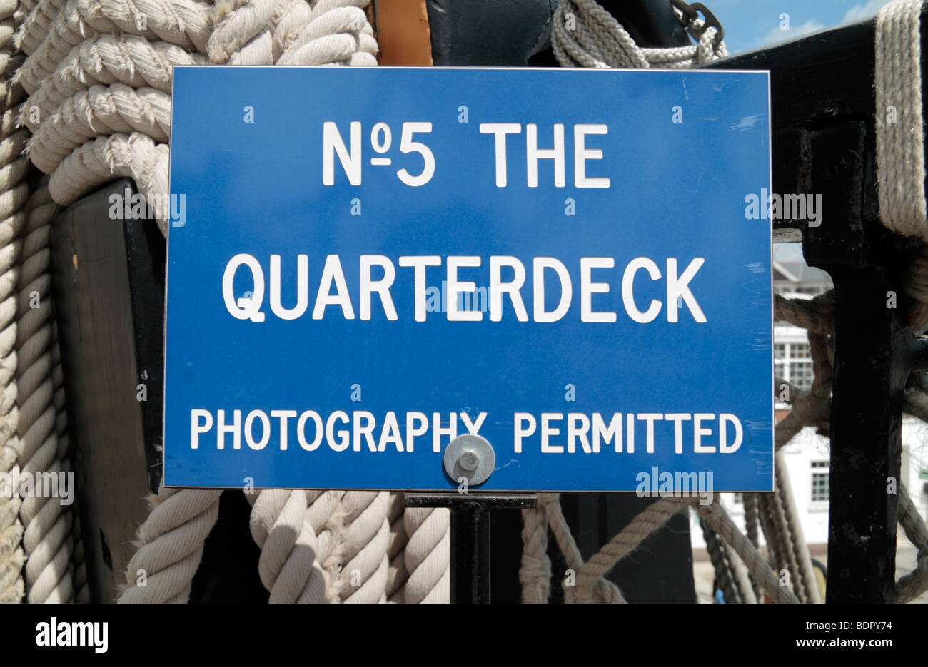 Firmar en el Quarterdeck del HMS Victory, buque insignia de Nelson en Portsmouth Historic Dockyard, Reino Unido. Foto de stock