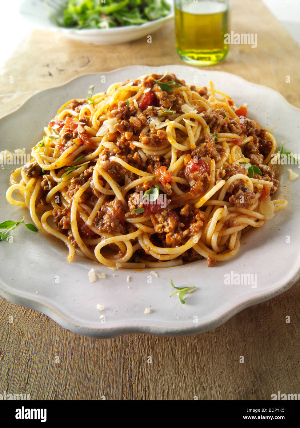 Cocinados frescos y spaghetti Bañado en salsa ragú boloñesa sobre una mesa, sirviendo sugerencia Foto de stock