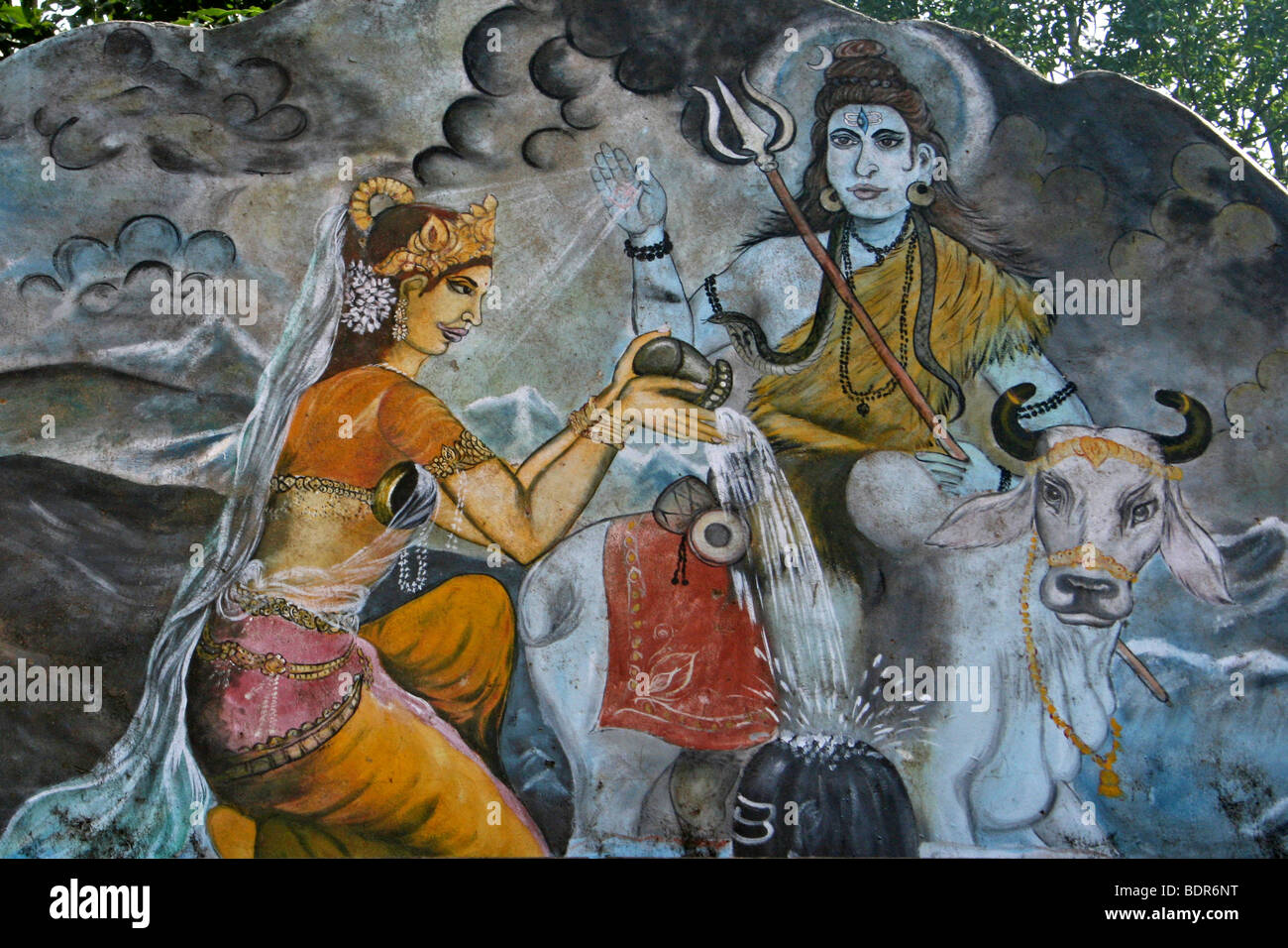 Painitng hindú de señor Shiva con el toro Nandi en un templo en Orissa, India Foto de stock