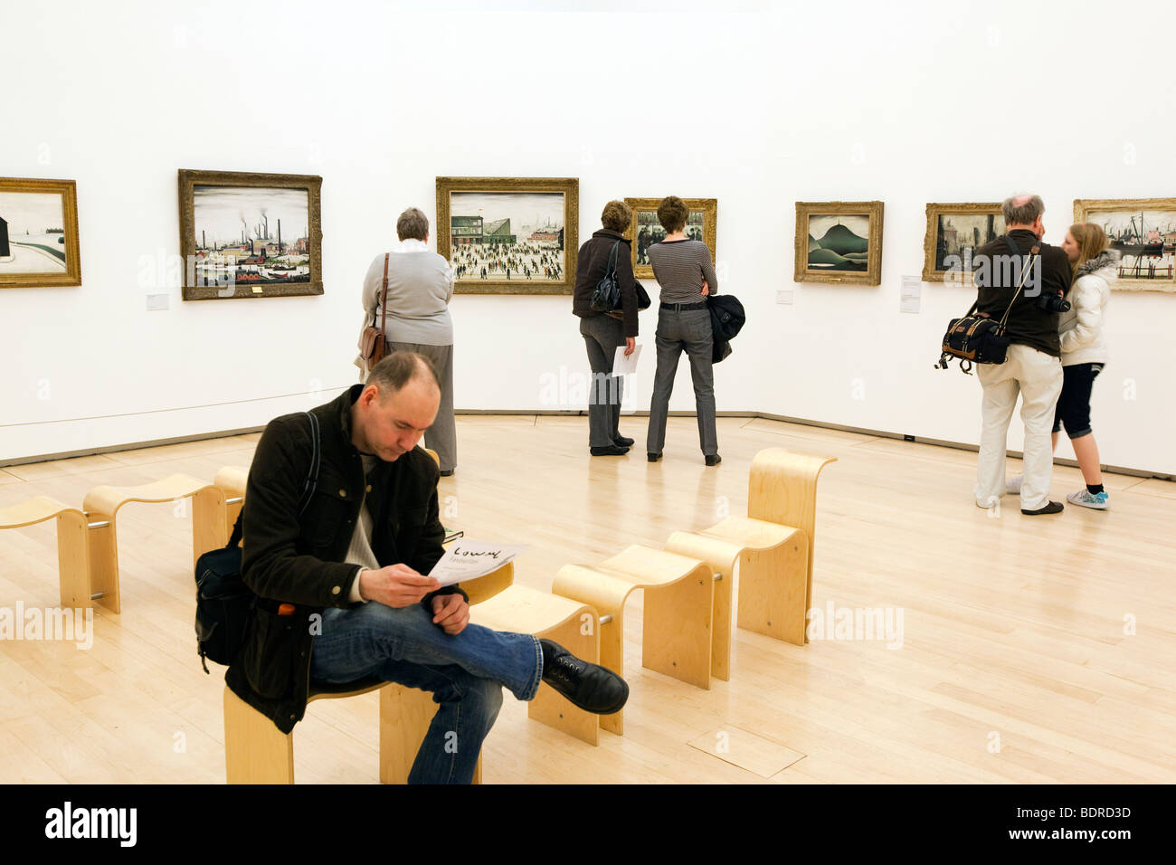 Reino Unido, Inglaterra, Salford Quays, Lowry Centre gallery, personas mirando pinturas Foto de stock