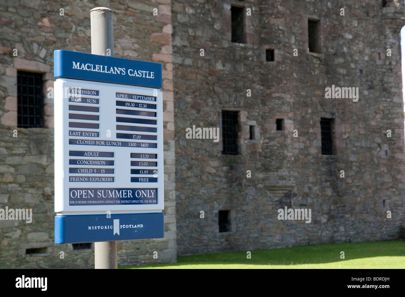 Historic Scotland lista de precios Sign en MacLellan's Castle, Kirkcudbright, Escocia. Foto de stock