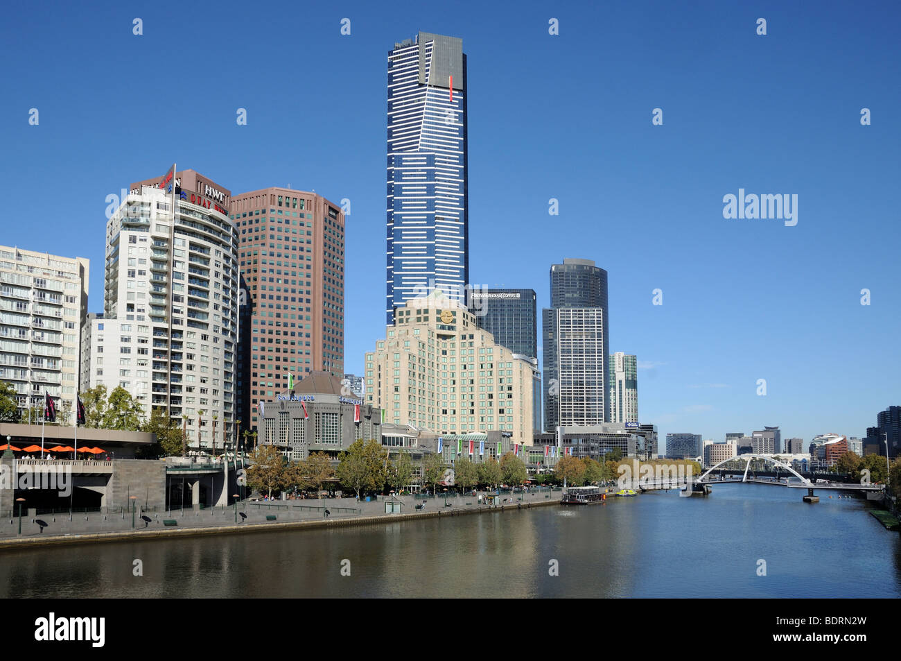 Edificios altos y Southbank Promenade en el sur del río Yarra desde Flinders caminar Melbourne Australia Foto de stock