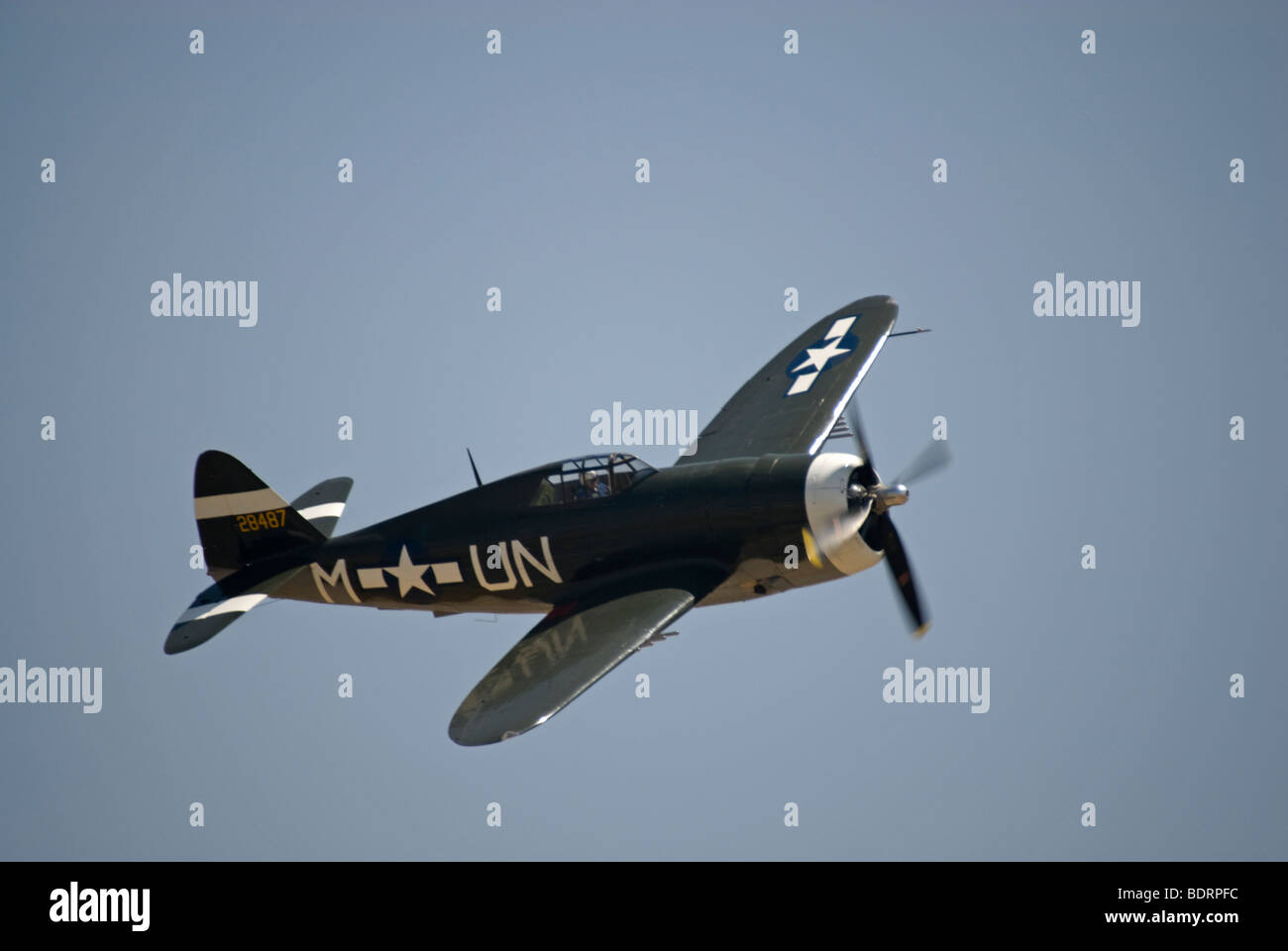 Una República P-47 Thunderbolt vuela en una muestra de aire. Foto de stock