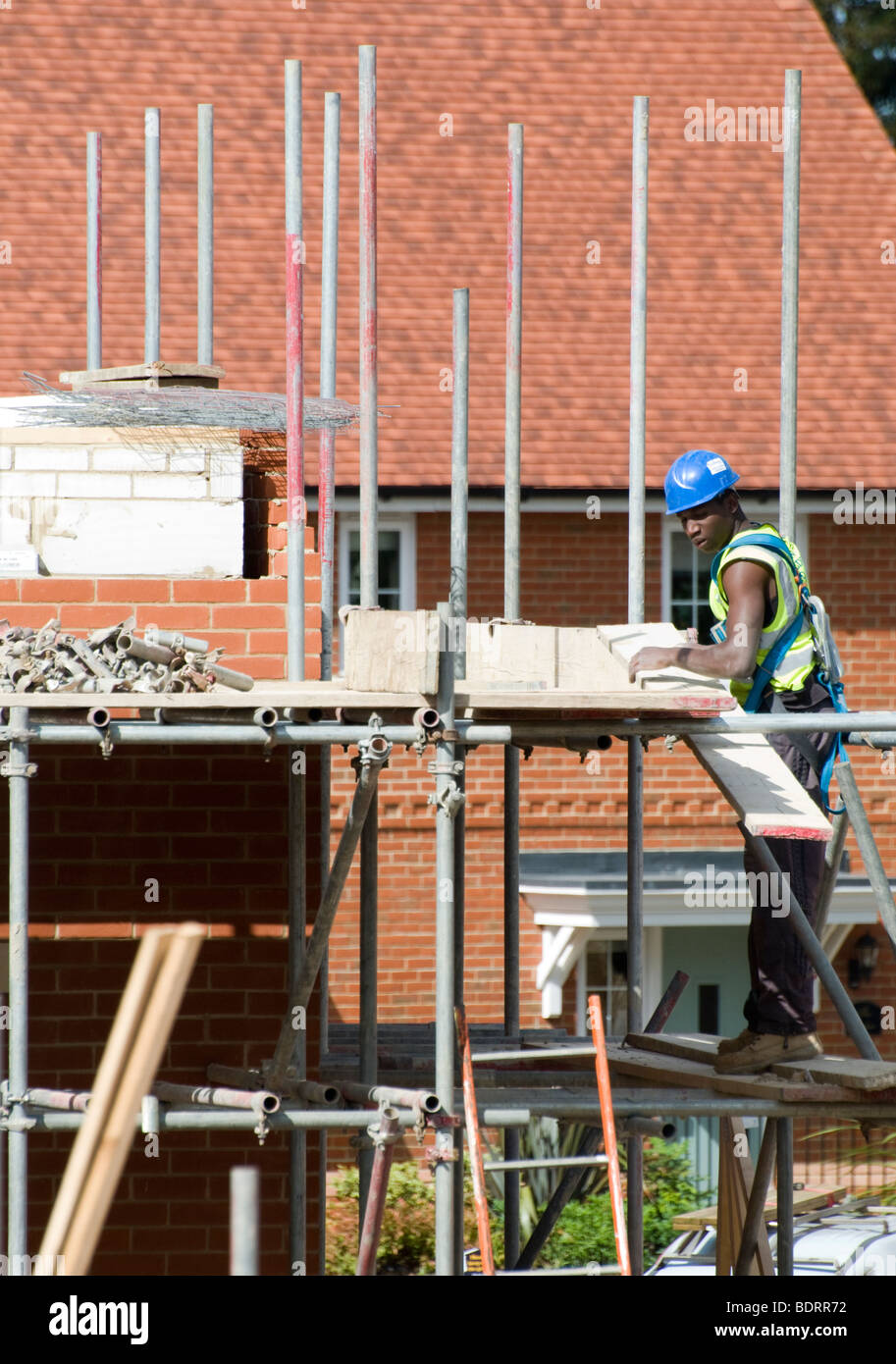 Trabajador de construcción erigir andamios. Foto de stock