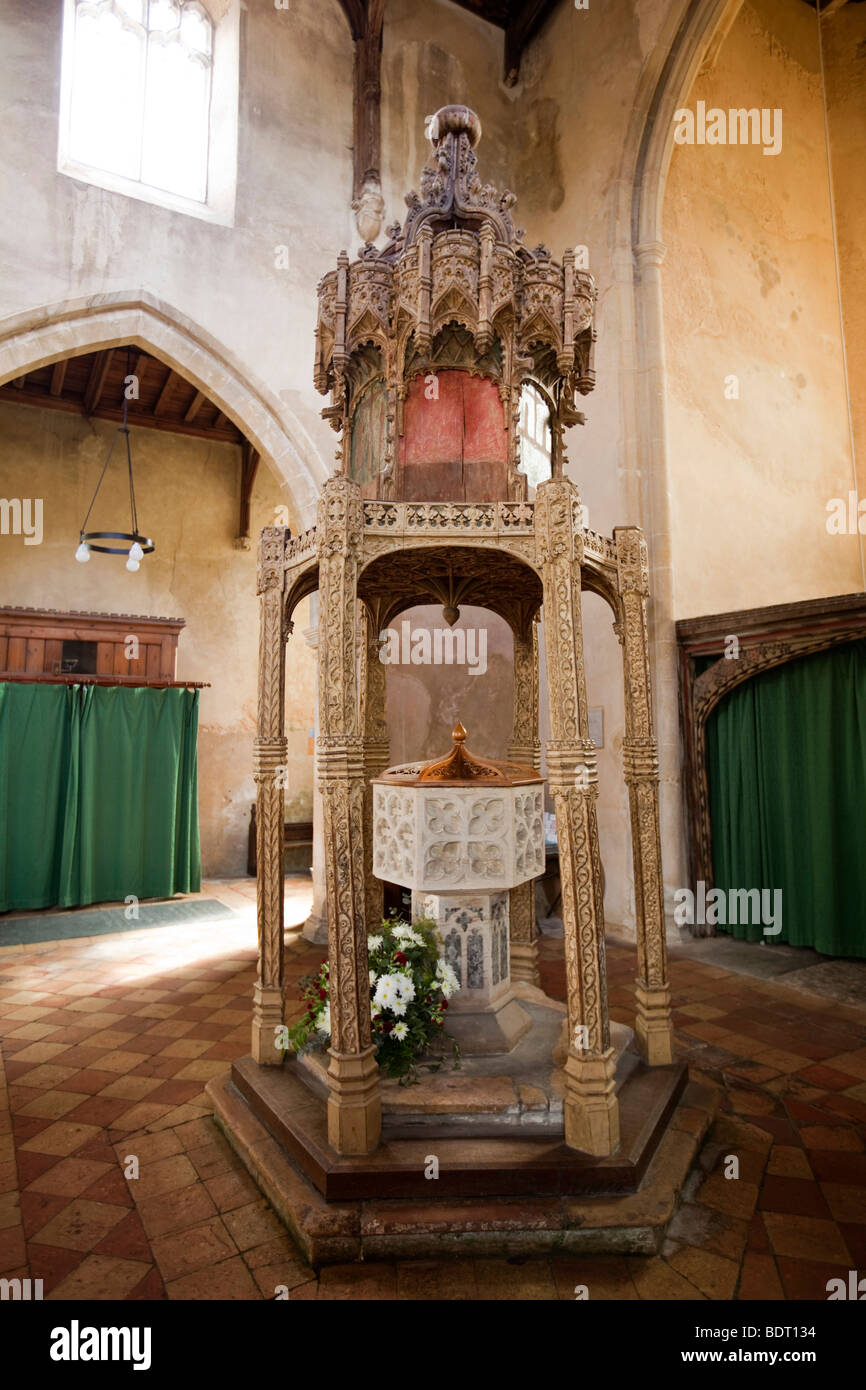 Reino Unido, Inglaterra, Norfolk, Trunch village, St Botolphs parroquia medieval, adornos tallados de madera cubierta de fuente Foto de stock