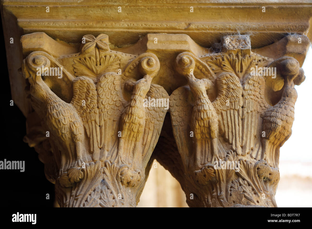 Decorado medieval columna historicated clositers capitales en la catedral de Monreale - Palermo - Sicilia Foto de stock