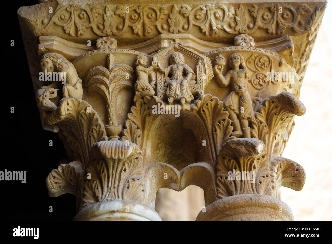 Decorado medieval columna historicated clositers capitales en la catedral de Monreale - Palermo - Sicilia Foto de stock