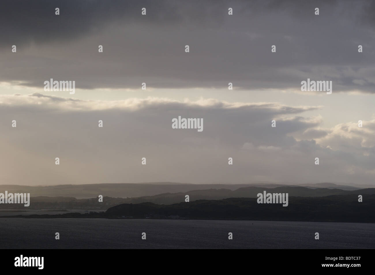 La isla de Arran al atardecer visto desde Fairlie Moor, en Ayrshire, Escocia Foto de stock