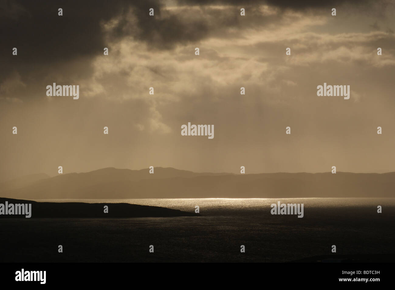 La isla de Arran al atardecer visto desde Fairlie Moor, en Ayrshire, Escocia Foto de stock