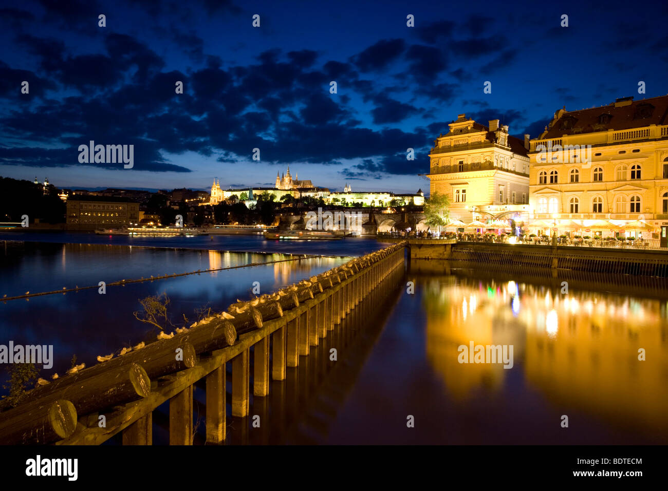 Puente de Carlos y el Castillo de Praga de noche, República Checa. Foto de stock