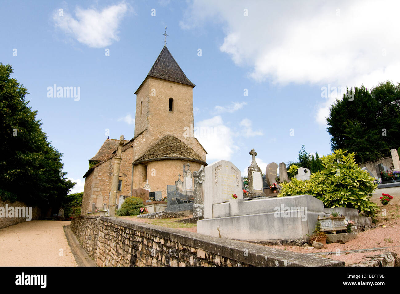 La pequeña iglesia del pueblo con el cementerio en Francia Foto de stock