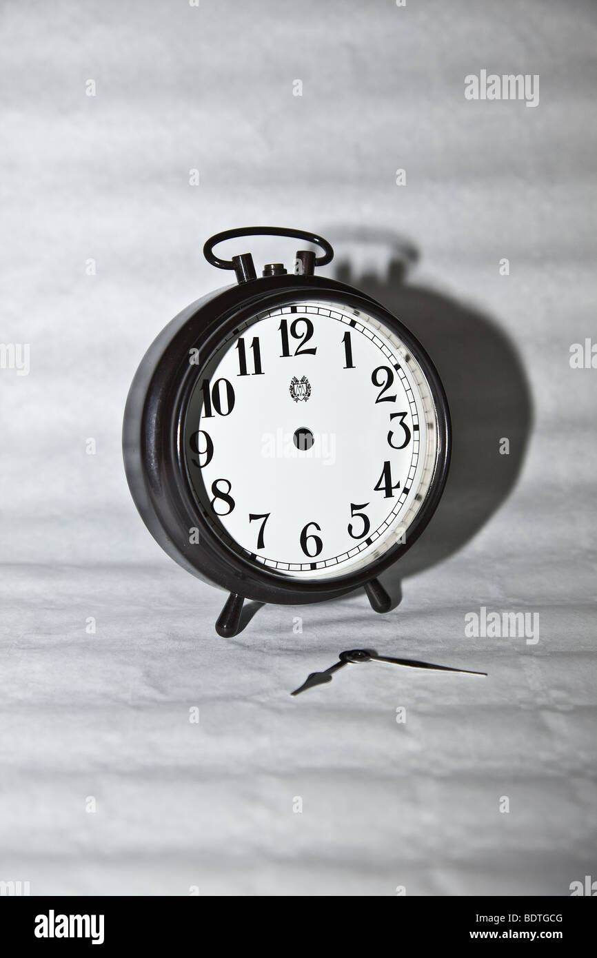 El Reloj Despertador Vintage Blanco Que Muestra El Tiempo 10 0clock En La  Mañana Al Lado De La Ventana Bajo La Luz De La Mañana. Imagen de archivo -  Imagen de imagen
