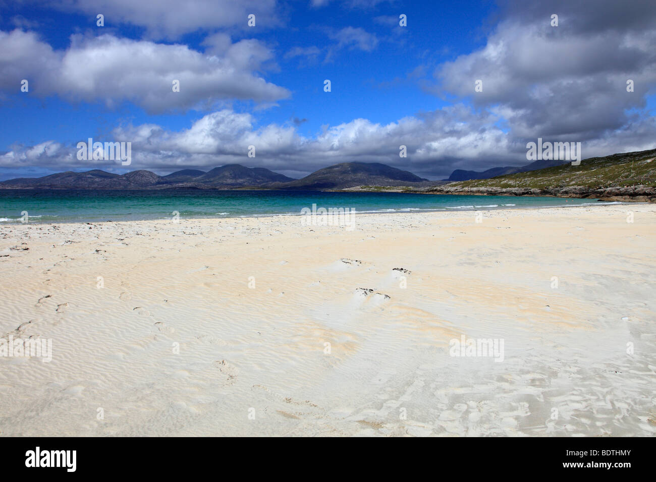 Hermosa playa a Luskentire, Isla de Harris, Escocia, con vistas sobre el sonido de Taransay la isla de Taransay Foto de stock