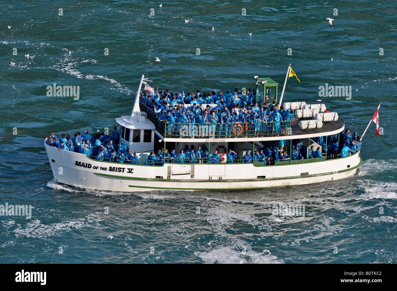 Barco Maid of the Mist con turistas, Niagara Falls, Canadá Foto de stock