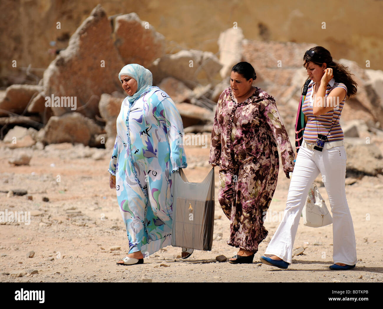 Dos Mujeres Marroquíes Visto Desde La Parte Posterior Vestido Con Chilaba  Típica Azul Y Marrón Caminar Por Las Calles De La Medina De Marrakech,  Marruecos Fotos, retratos, imágenes y fotografía de archivo