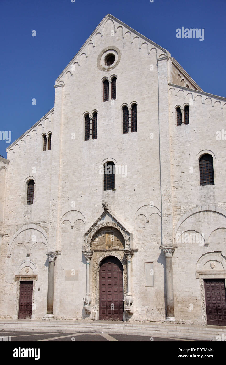 La Basilica di San Nicola, Plaza de San Nicolás de Bari, Provincia de Bari, Puglia, Italia Foto de stock