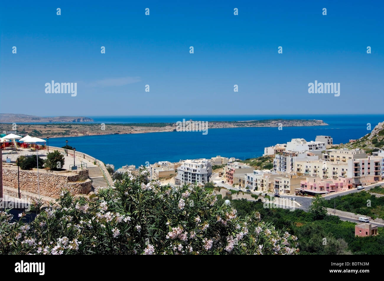 La bahía de Mellieha, Malta. Foto de stock