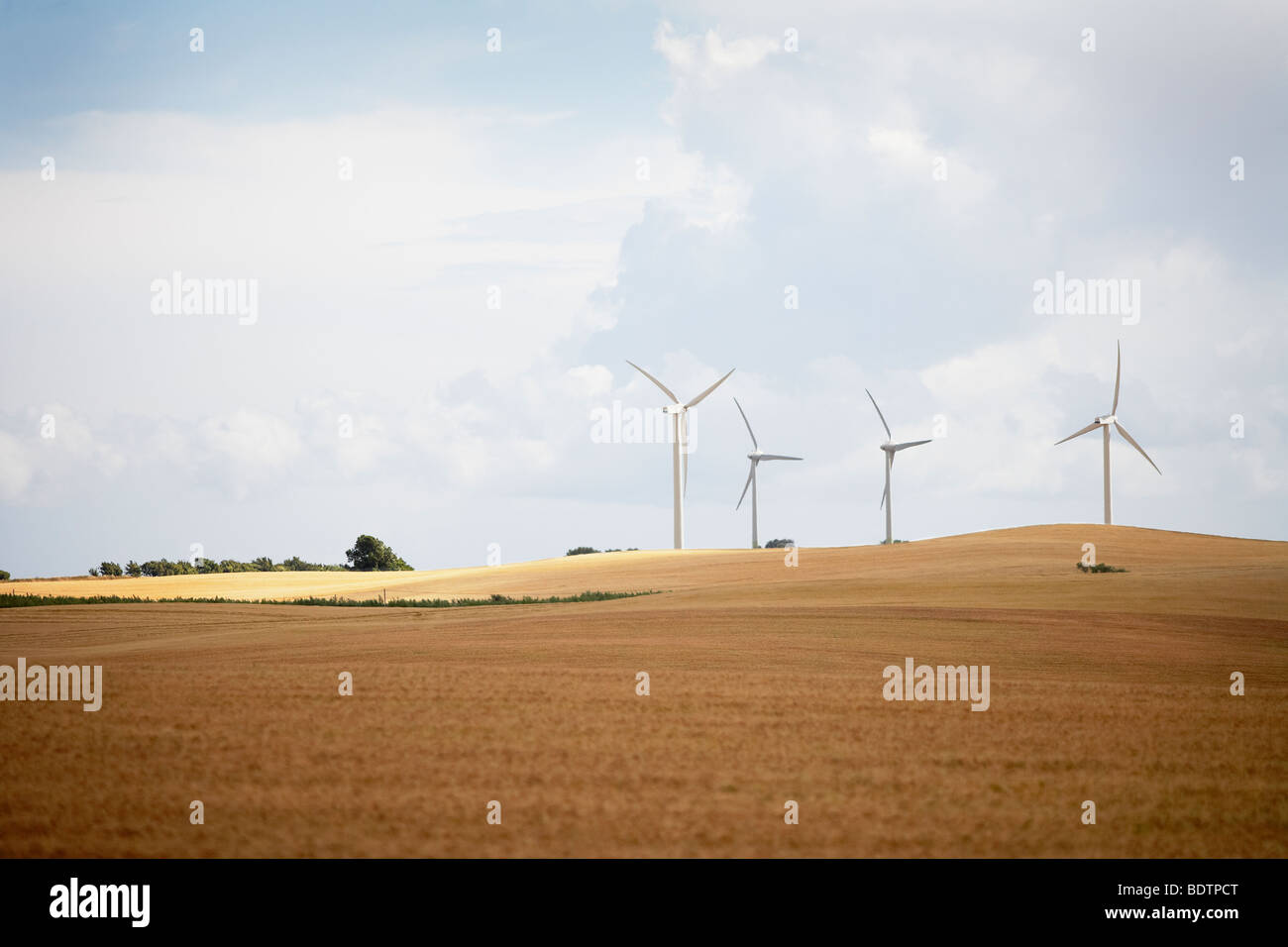 Turbinas de viento en un campo Skane Foto de stock