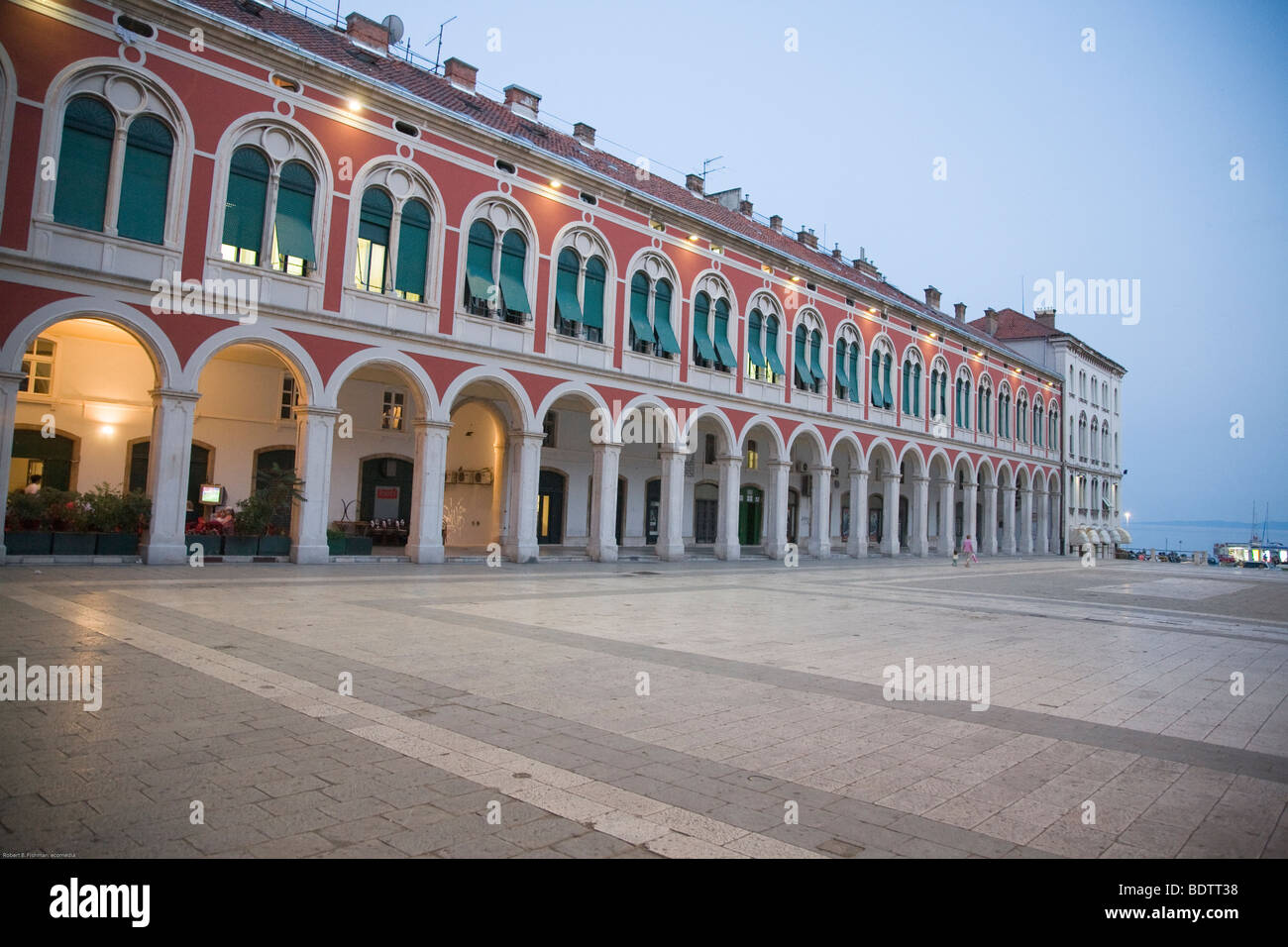 Platz in der altstadt von split, plaza en el distrito histórico, split, croacia, kroatien Foto de stock