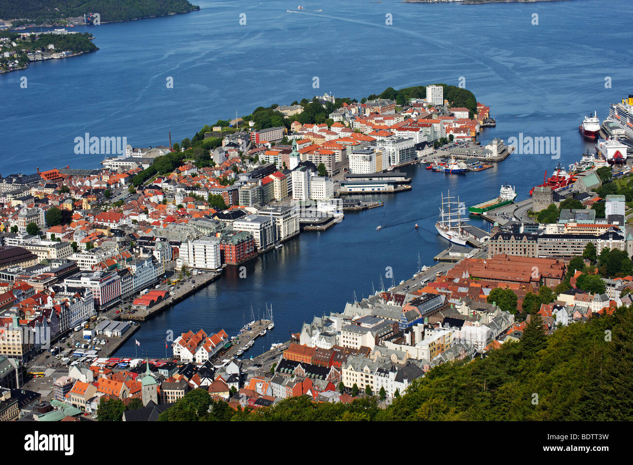 Centro histórico de la ciudad con el puerto de la ciudad y punto de vista colina Floyen, Bergen, Noruega, Europa Foto de stock