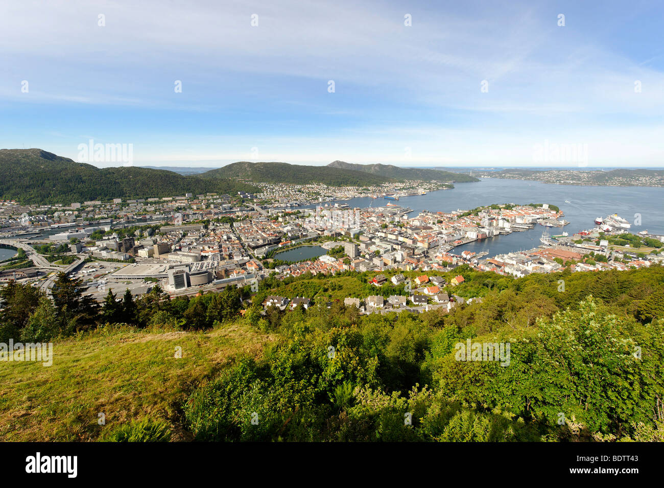 Centro histórico de la ciudad con el puerto de la ciudad y punto de vista colina Floyen, Bergen, Noruega, Europa Foto de stock