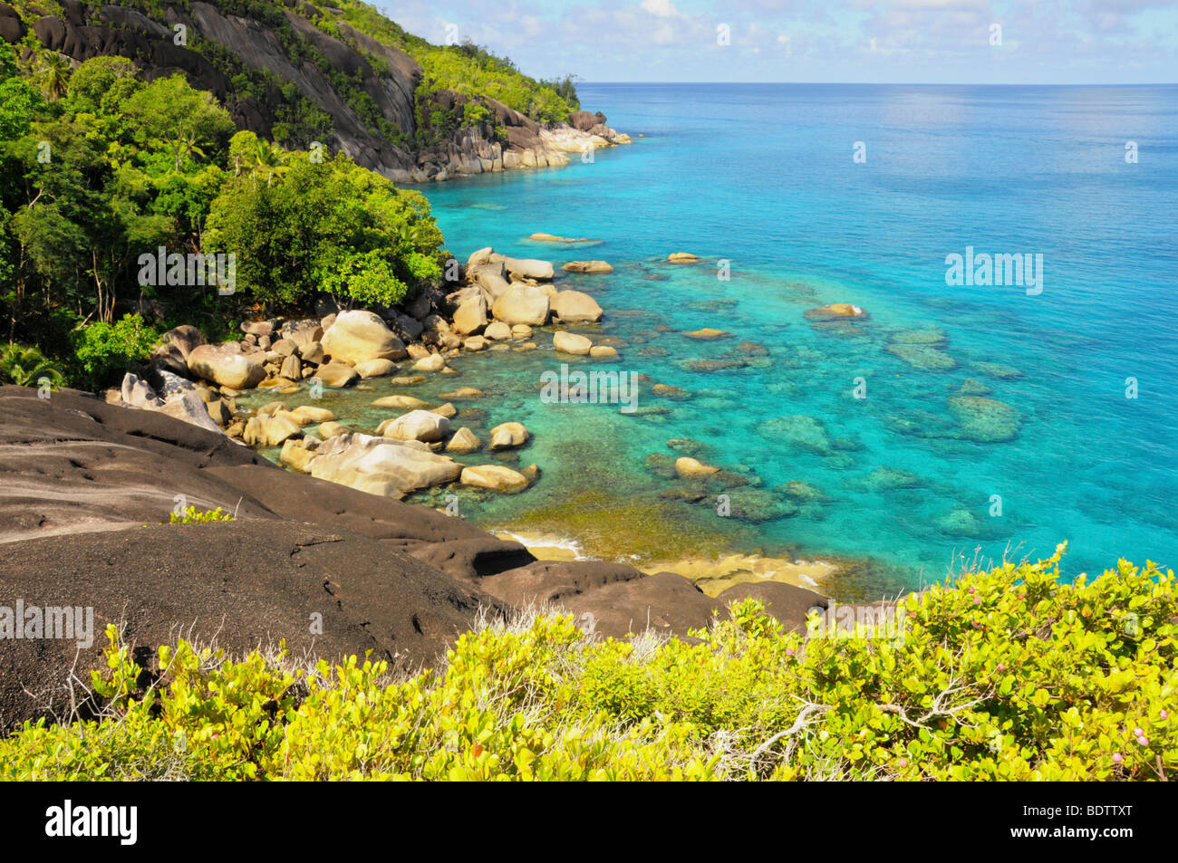 Zona Costera, costa noroeste de la Isla de Mahe, Seychelles, África, el Océano Índico Foto de stock