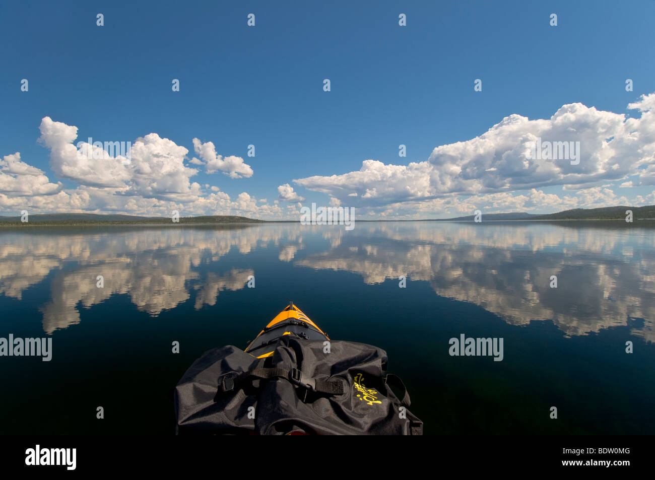 Kayak en el lago rogen, reserva natural, Suecia Foto de stock