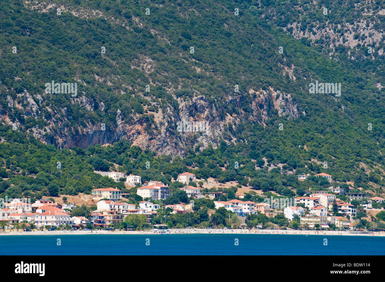 Vista panorámica sobre la bahía de poros y la montaña en la isla de Kefalonia Mediterráneo griego Grecia GR Foto de stock