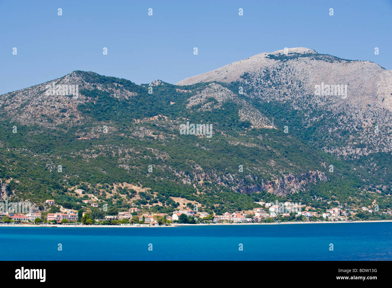 Vista panorámica sobre la bahía de poros y la montaña en la isla de Kefalonia Mediterráneo griego Grecia GR Foto de stock