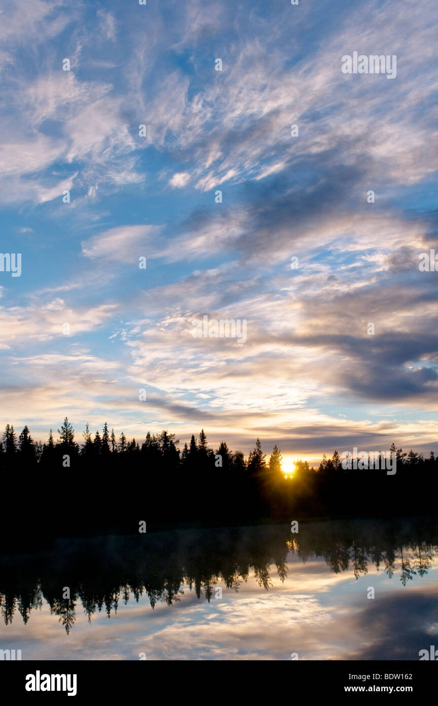 Sonnenuntergang ueber ver en Laponia, schweden, lago al atardecer en Laponia, Suecia Foto de stock
