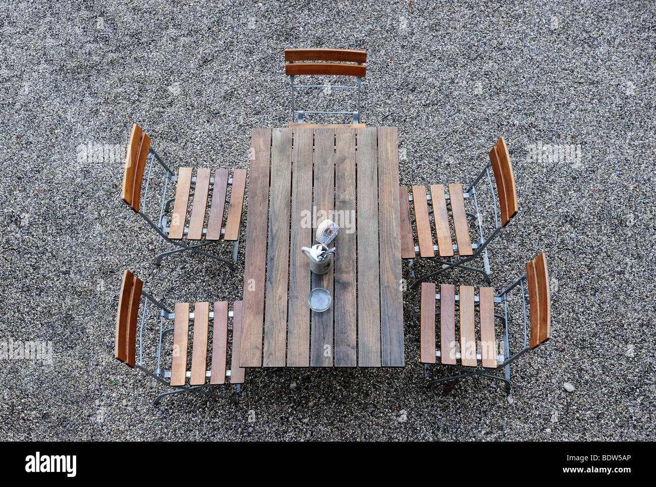 Tabla vacía en un jardín de cerveza Foto de stock